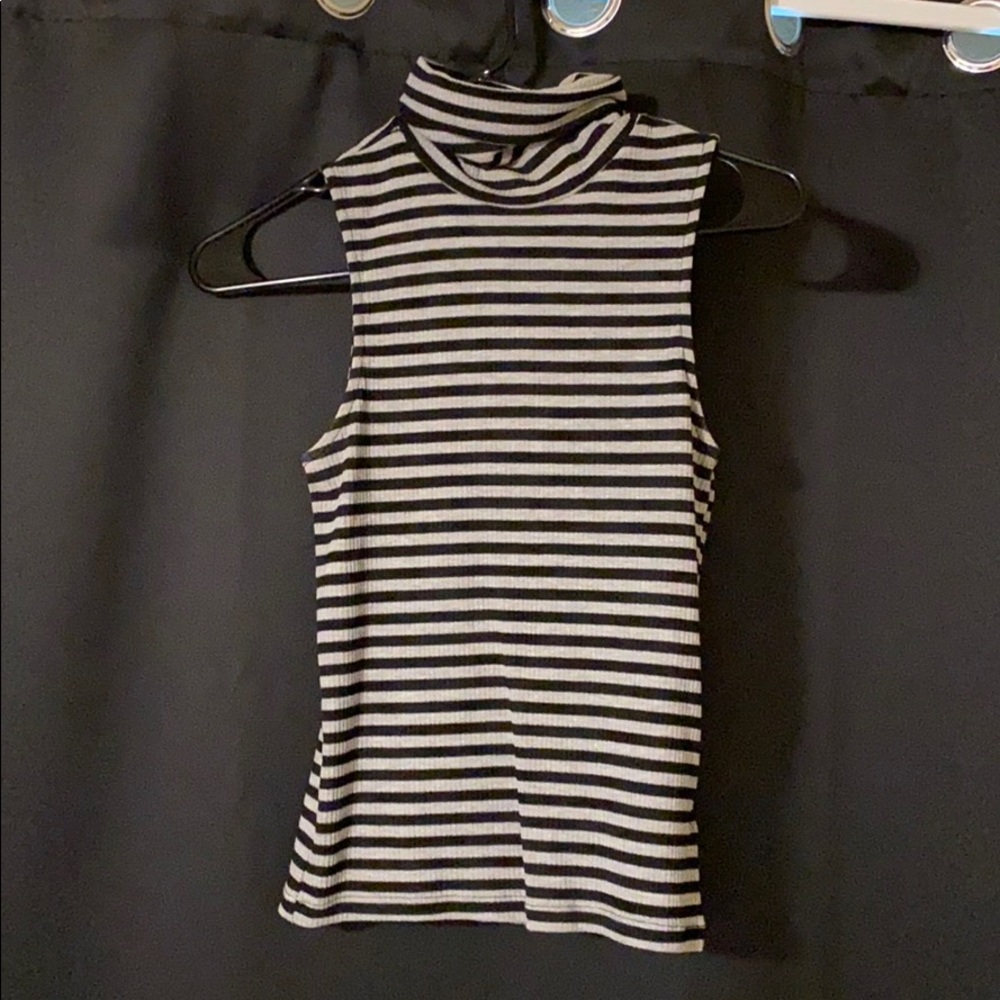 Sleeveless turtleneck